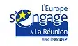 Logo avec texte bleu et jaune : LEurope sengage à La Réunion avec le FEDER. La lettre e contient trois étoiles jaunes sur fond bleu, symbolisant l'Union européenne.