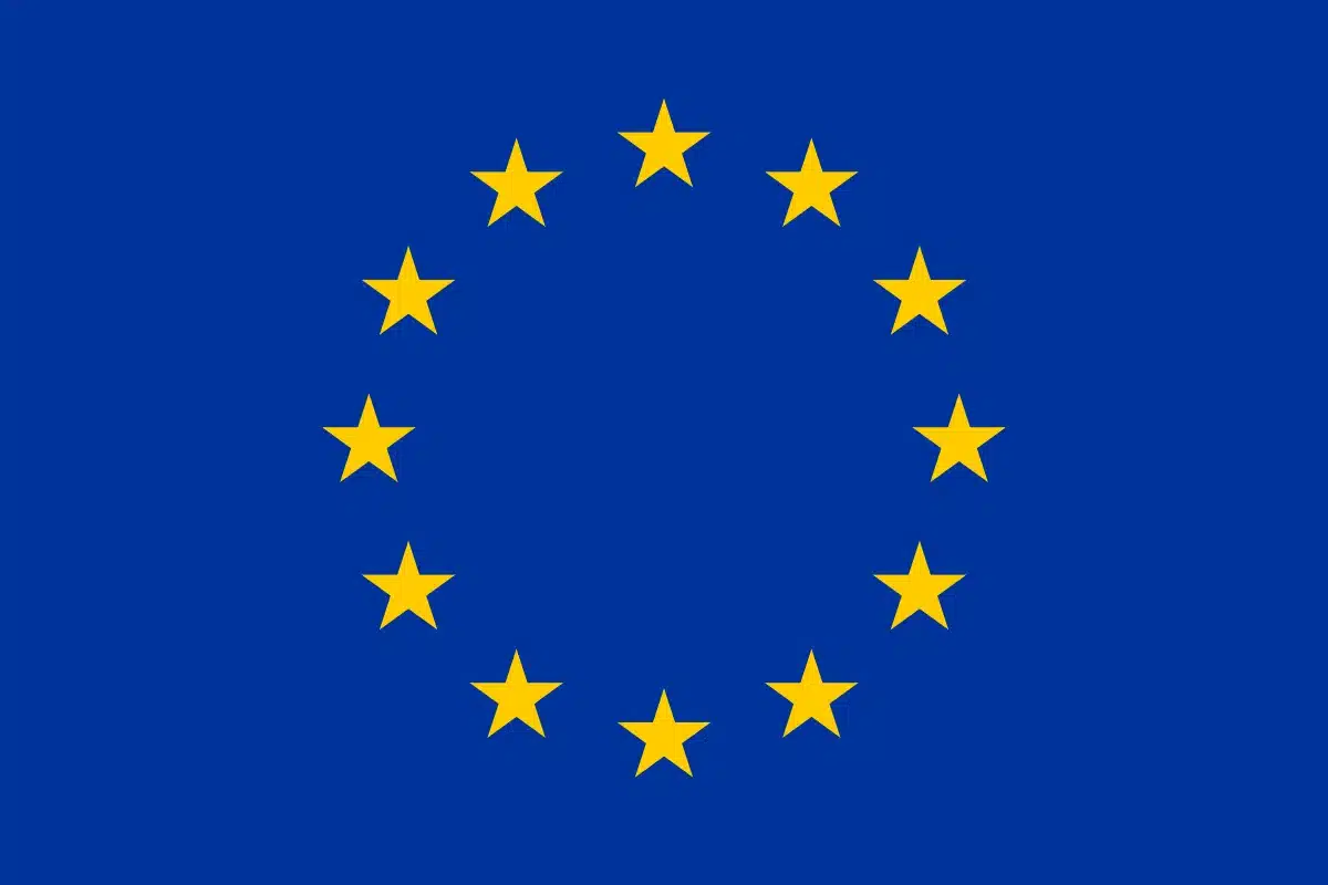 Le drapeau de l'Union européenne, composé d'un cercle de douze étoiles d'or sur fond bleu.
